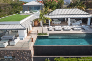 Infinity pool deck with sun loungers, Villa Felicita