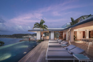 Infinity pool terrace with sun loungers and ocean view, Villa Felicita